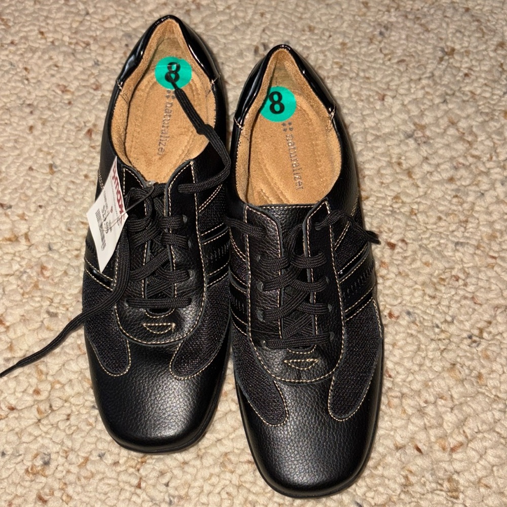 Naturalizer lace up shoes - size 8 - NWT